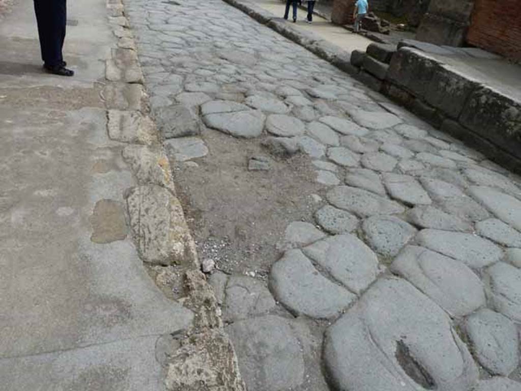 Via dell’Abbondanza, May 2010. Road surface between VII.9 and VIII.3.