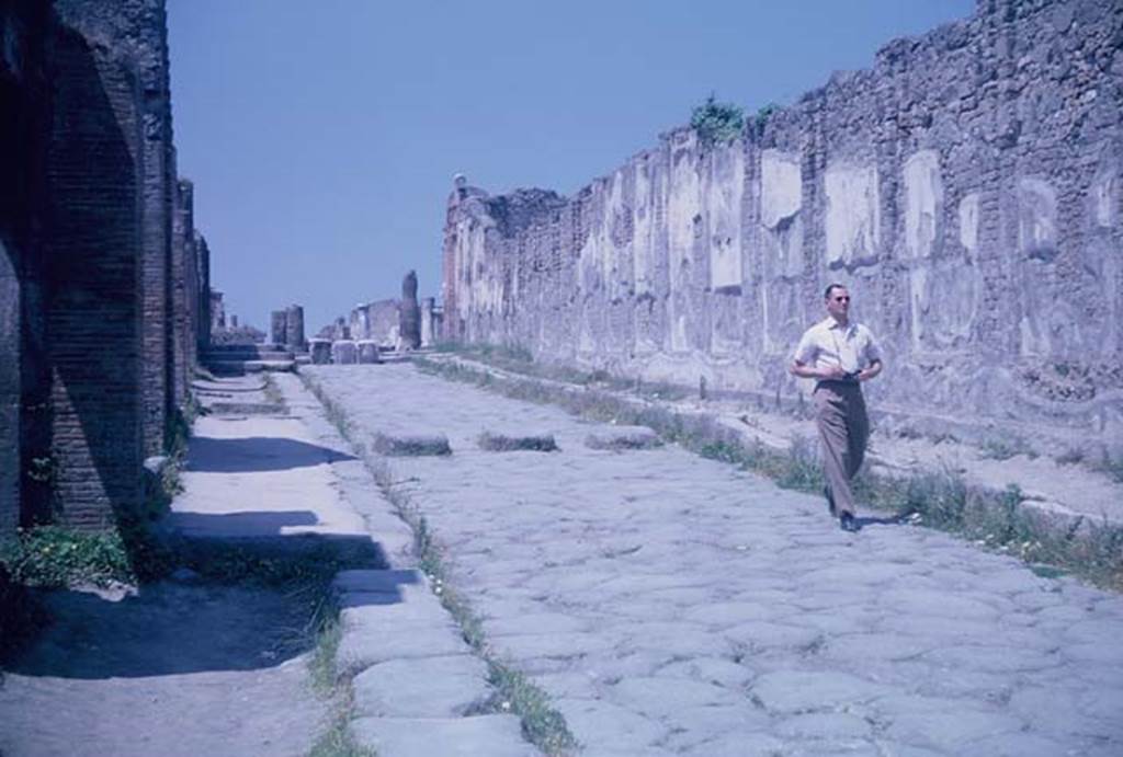 Via dell’Abbondanza, Pompeii. June 1962. Looking west towards the Forum from between VIII.3 and VII.9. Photo courtesy of Rick Bauer.
