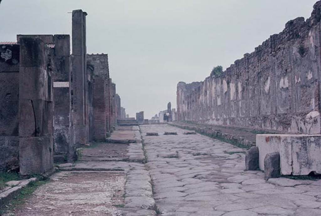 Via dell’Abbondanza, Pompeii. November 1966. Looking west towards Forum from near VIII.5.1. Photo courtesy of Rick Bauer.
