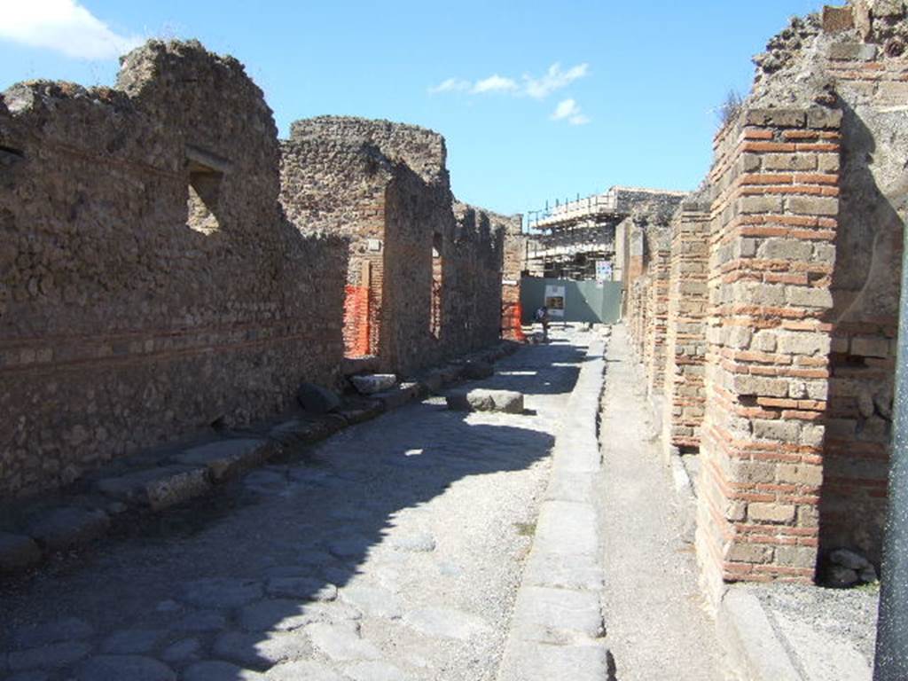 Vicolo del Lupanare between VII.14 and VII.1. September 2005. Looking north from crossroads with Via dell’Abbondanza. 
.