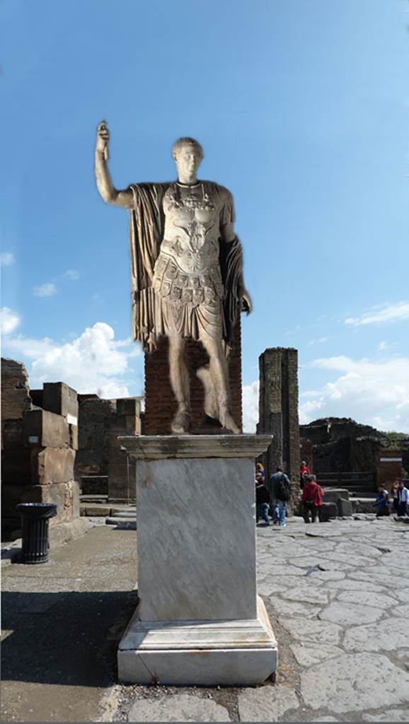 Via dell’Abbondanza, outside VII.1.12 Pompeii, looking east.  
Reconstruction of statue on its statue-base.

