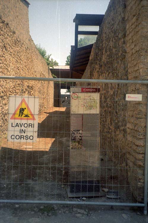 Via della Palestra between I.20 and I.14. May 2010. Looking west from Via di Nocera. 