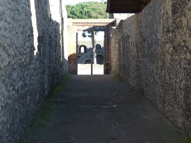 Via della Palestra. Looking north to Vicolo dei Fuggiaschi (on left) and I.14.11 on corner. December 2007.