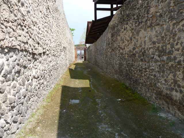 Via della Palestra. May 2010. Looking east towards Via di Nocera. 