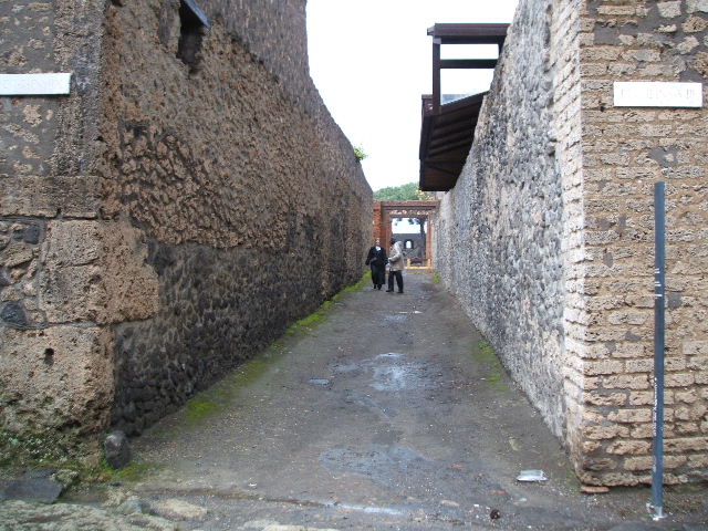 Via della Palestra between 1.21 and I.15. Looking west.  September 2004.

