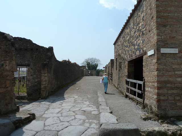 Unexcavated vicolo at west end of Via della Palestra. Looking west at south end of I.17. September 2005.