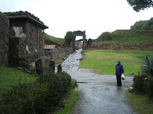 Via delle Tombe. Looking east from junction with Via di Nocera. December 2004.