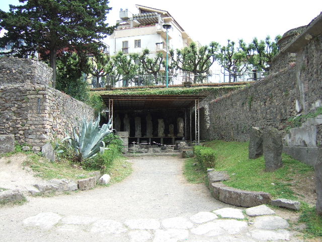 Via delle Tombe, north side. December 2004. Looking west from Tomb 22EN. 