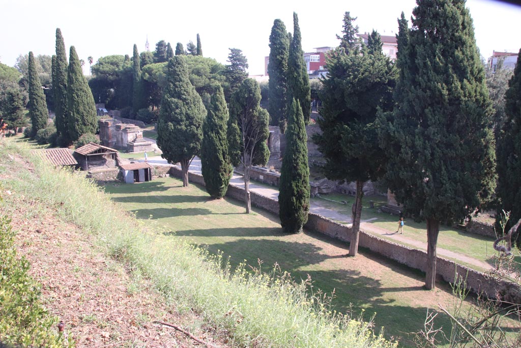 Via delle Tombe, Pompeii. October 2023. 
Looking south-east towards junction with Via di Nocera, from west end. Photo courtesy of Klaus Heese.
