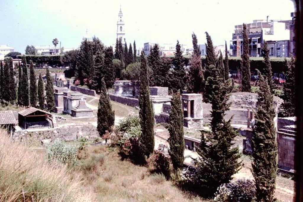 Via delle Tombe, Pompeii. 1974. Looking south-east. Photo by Stanley A. Jashemski.   
Source: The Wilhelmina and Stanley A. Jashemski archive in the University of Maryland Library, Special Collections (See collection page) and made available under the Creative Commons Attribution-Non Commercial License v.4. See Licence and use details. J74f0243
