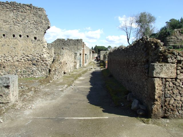 Via di Castricio between I.7 and I.19. September 2005. Looking east to the junction with Vicolo dell’ Efebo.