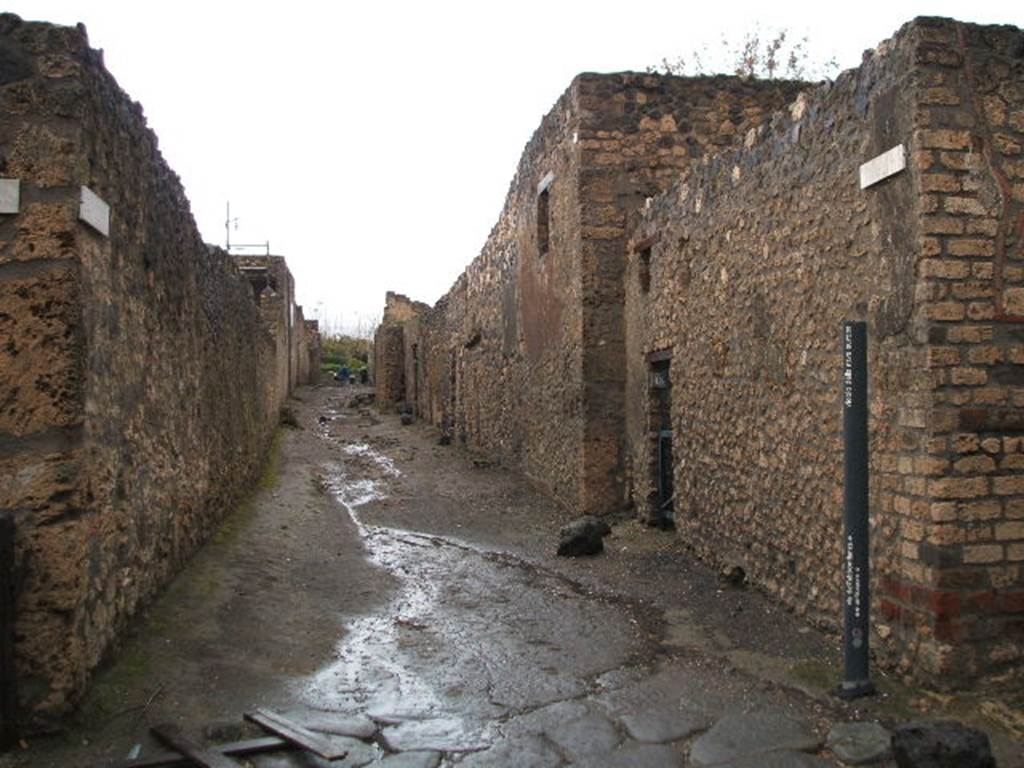 Vicolo della Nave Europa between I.11 and I.12. December 2004. Looking north from the junction with Via di Castricio. 
