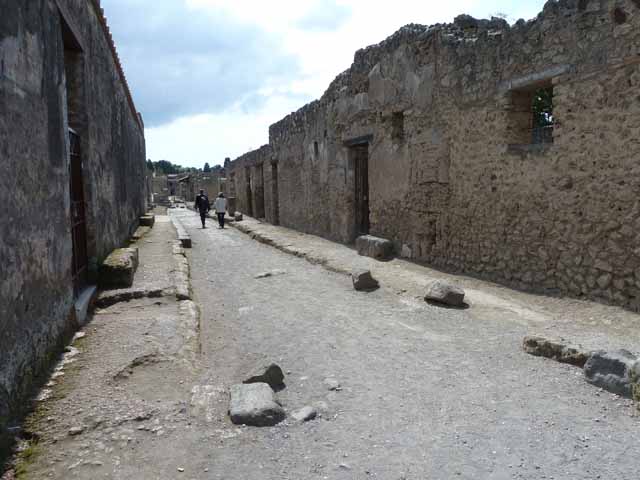 Via di Nocera between II.9 and I.14. September 2004.  Looking south from the junction with Via di Castricio.  
