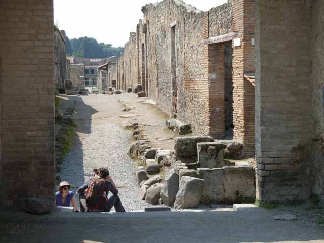 Via di Castricio, May 2010. Looking west between II.9 and II.1.