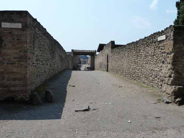 Vicolo di Octavius Quartio between II.1 and II.2, at rear of II.1.8. December 2006. West corner of junction with Via di Castricio.