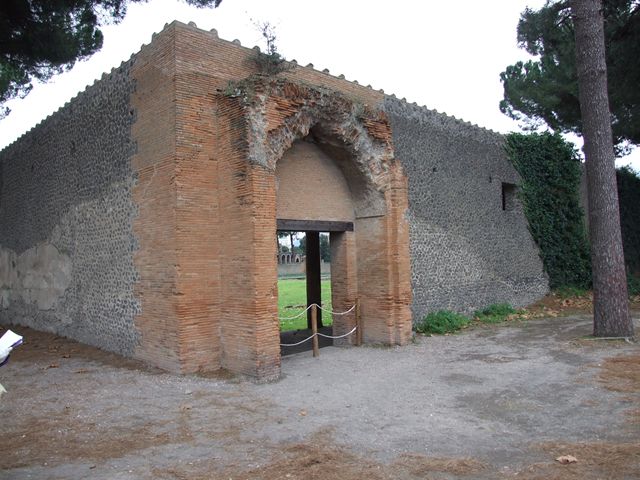 Via di Castricio between II.2 and II.7. May 2005. Looking east from the junction of Vicolo di Octavius Quartio to the north and an unnamed vicolo on west side of Palestra to the south.