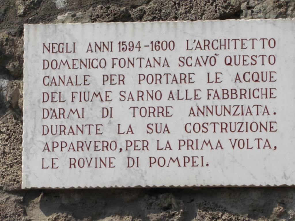 Via di Nocera, west side, September 2008. Sarno Canal plaque recording the building of the canal between 1594 and 1600 by Domenico Fontana.
It commemorates the fact that during the construction works the ruins of Pompei appeared for the first time.
Photo courtesy of Andreas Tschurilow.
