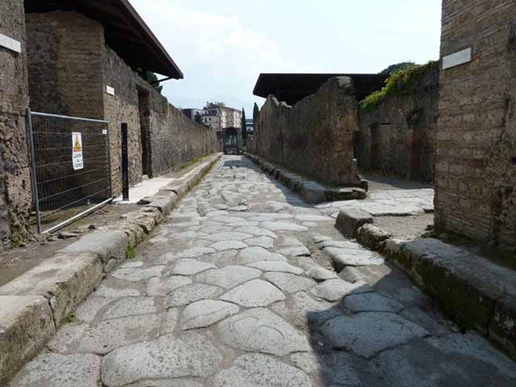 Via di Nocera, May 2010. Looking south at junction with Via della Palestra, between II.8 and I.20 towards the Porta Nocera.