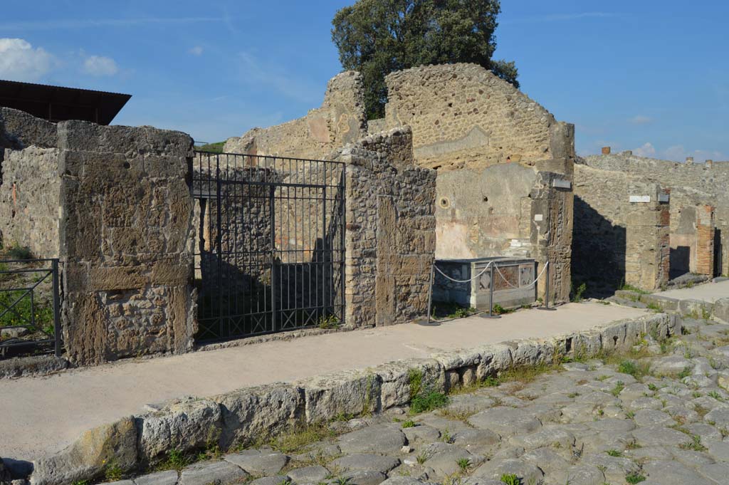 Via di Nola, north side, October 2017. Looking to entrances at V.4.7 and 8, followed by Vicolo dei Gladiatori and V.5, on right.
Foto Taylor Lauritsen, ERC Grant 681269 DÉCOR.

