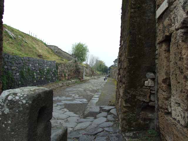Unnamed vicolo between V.2 and V.3. Looking north from Via di Nola. May 2005.