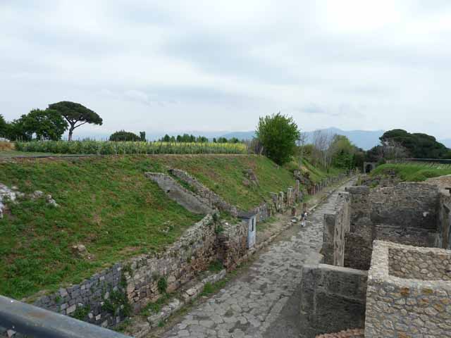 Via di Nola at IX.5.11. South side. Looking east to junction with Vicolo del Centenario. December 2007.