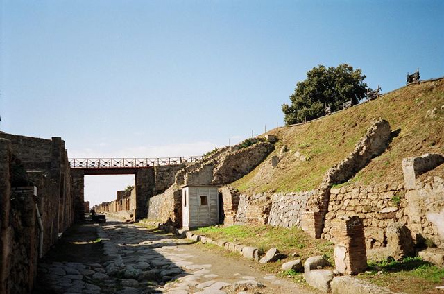 Via di Nola, south side, May 2010. Looking south to Vicolo del Centenario between IX.8 and IX.5.