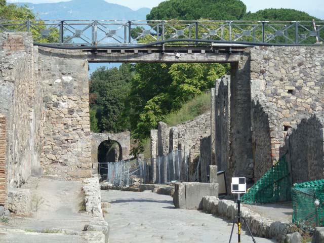 Via di Nola. South side. Looking east from V.5.4 through the modern bridge towards IX.14. September 2004.