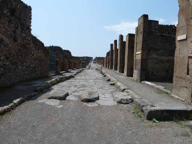 Via di Nola, south side. May 2006. Looking east from III.10.a, to junction with unnamed vicolo.