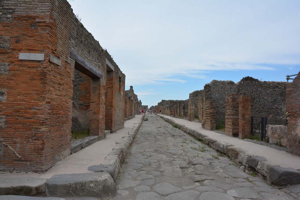 Via di Nola, Pompeii. May 2017. Looking west from IX.5.12, on left, and V.2.19, on right.
Foto Christian Beck, ERC Grant 681269 DÉCOR.
