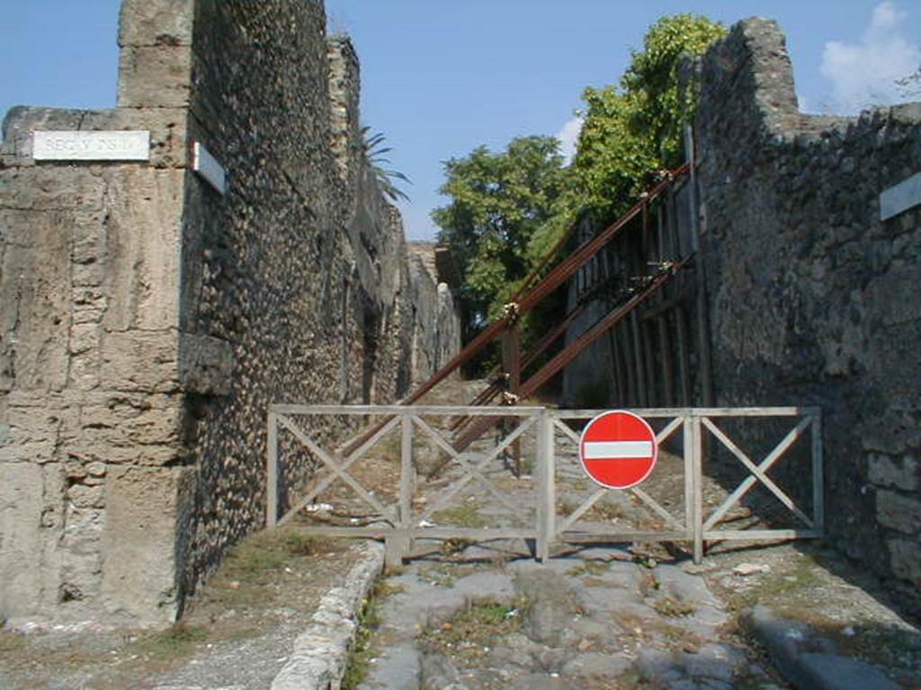 Vicolo dei Gladiatori. Looking north. September 2004.