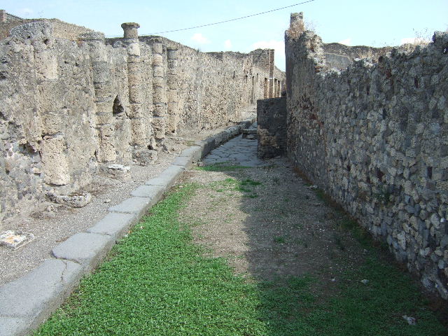 Vicolo del Gigante, September 2005. Looking south between VII.15 and VII.16, from junction with Vicolo dei Soprastanti.