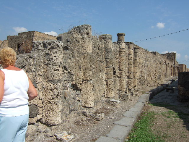 Vicolo dei Soprastanti, September 2005. Looking east between VII.16 and VII.15, from near VII.15.16.