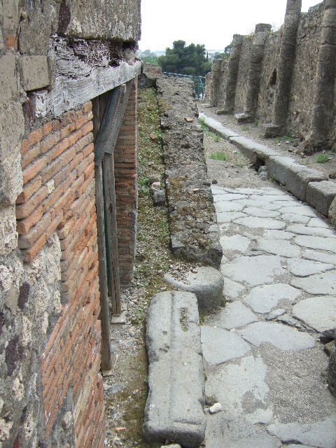 Vicolo dei Soprastanti, south side. June 2012. Looking south towards Jupiter street altar at VII.7.22.