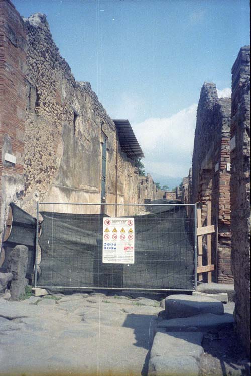 Vicolo dei Vettii between VI.15 and VI.16. July 2011. Looking north from crossroads with Vicolo di Mercurio. Photo courtesy of Rick Bauer.