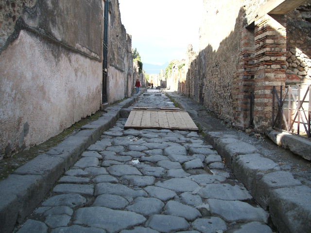 Vicolo dei Vettii, east side. May 2010. Looking north along VI.16, from VI.16.27 to VI.16.31.