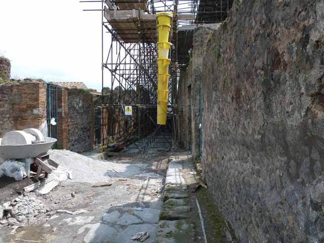 Vicolo dei Vettii, west side. May 2010. Looking north from near VI.15.7.