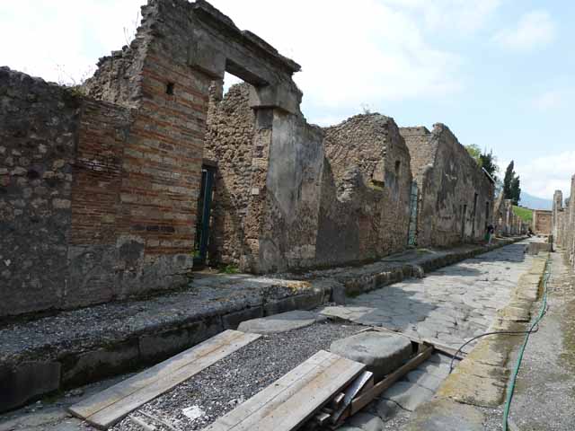 Vicolo dei Vettii Pompeii. September 2004. Junction with Via del Vesuvio on south side of water tower.