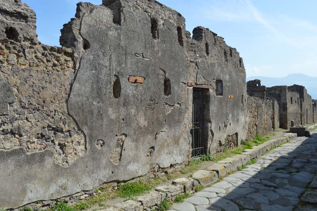 Vicolo dei Vettii, east side, Pompeii. March 2019. Looking south from VI.16.27, in centre. 
Foto Taylor Lauritsen, ERC Grant 681269 DÉCOR.
