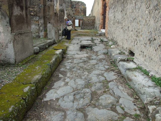 Vicolo del Balcone Pensile. Looking east from VII.9.44. December 2005.