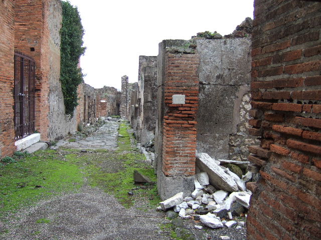 Vicolo del Balcone Pensile. South side. Looking east from VII.9.42. September 2005.

