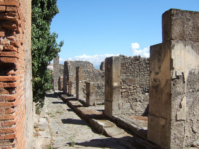 Vicolo del Balcone Pensile. Looking east from near VII.9.49 towards crossroads with Vicolo di Eumachia. March 2009.