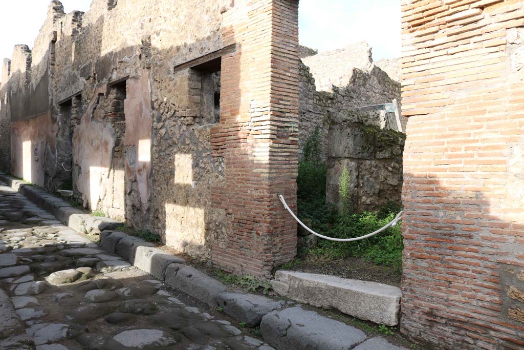 Vicolo del Balcone Pensile, Pompeii. December 2018. 
Looking towards entrance doorway at VII.12.21, on north side of Vicolo del Balcone Pensile. Photo courtesy of Aude Durand.

