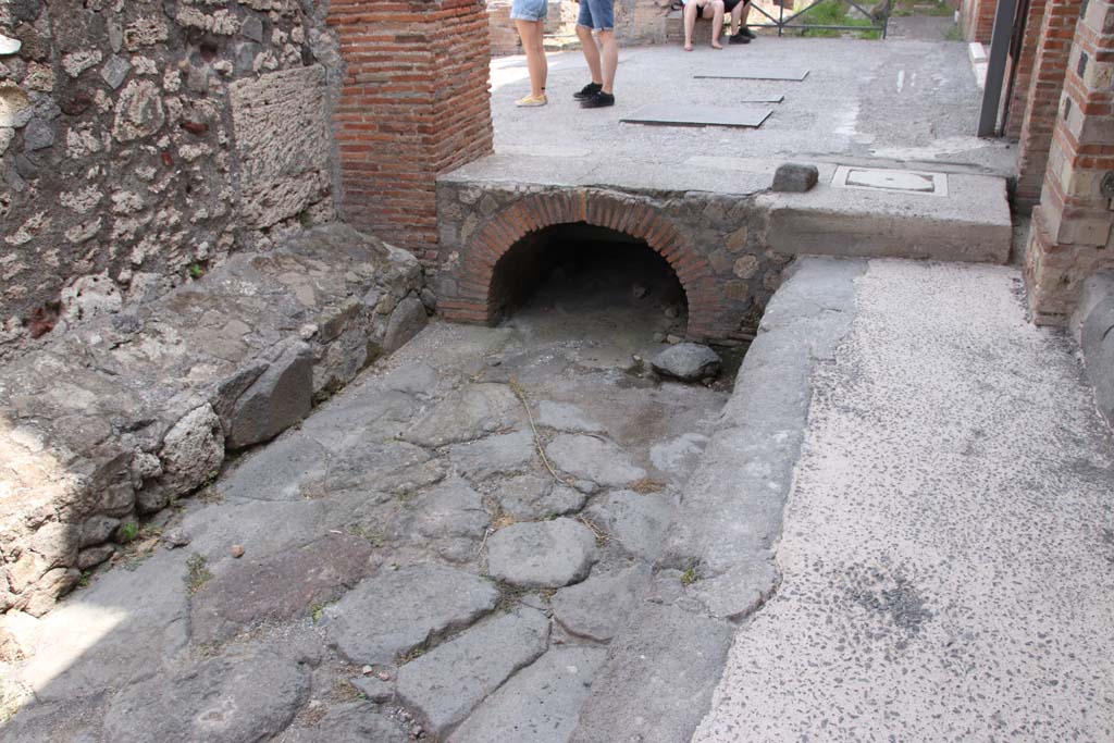 Vicolo del Farmacista. September 2021. Looking south to drain under road junction with Via delle Terme. Photo courtesy of Klaus Heese.

