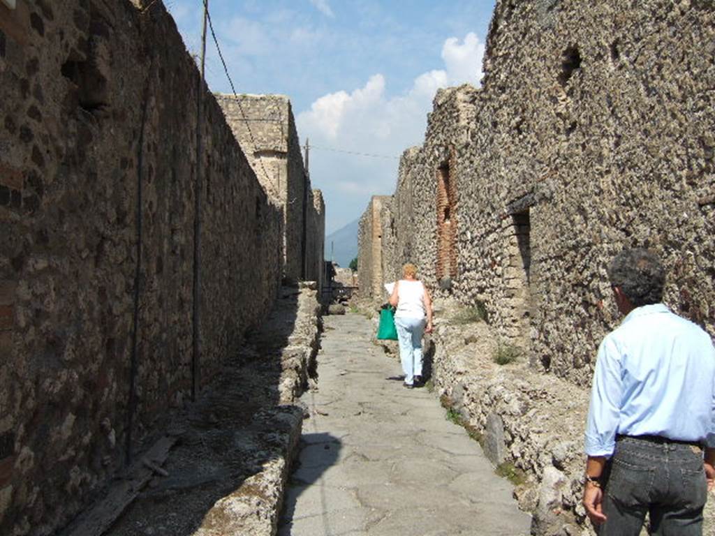 Vicolo del Farmacista between VII.16 and VII.6. Looking north from junction with Vicolo dei Soprastanti.  September 2005.