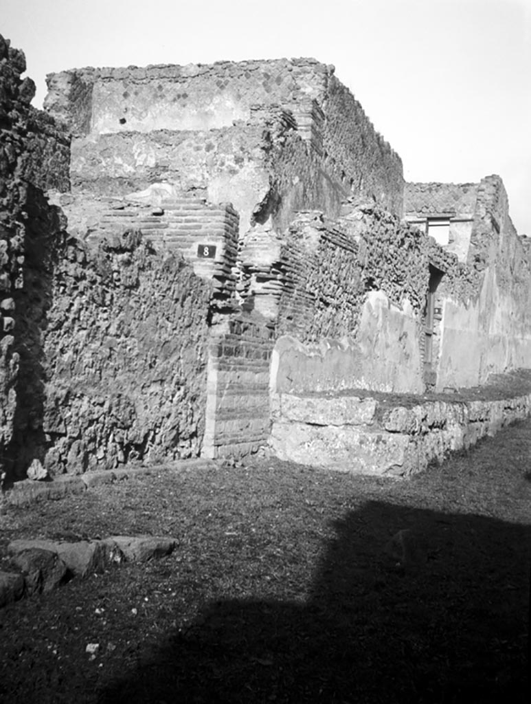 Vicolo del Fauno, west side, looking north to entrance at VI.9.8. W.1112.
Photo by Tatiana Warscher. Photo © Deutsches Archäologisches Institut, Abteilung Rom, Arkiv. 
