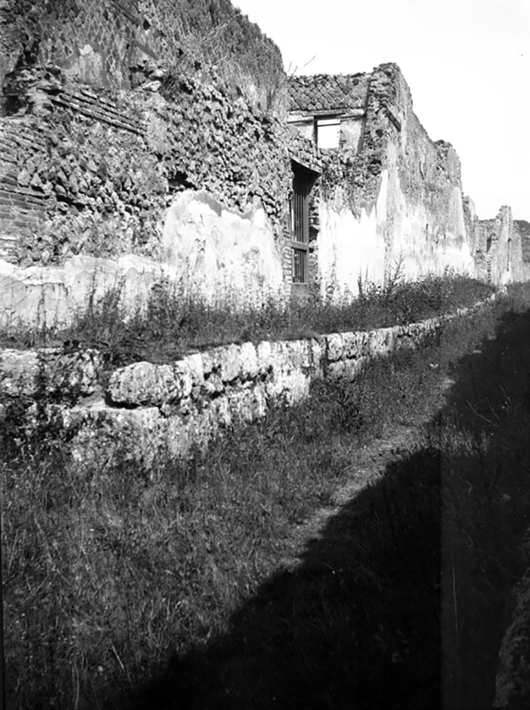 Vicolo del Fauno, west side, looking north towards entrance at VI.9.9. W.946.
Photo by Tatiana Warscher. Photo © Deutsches Archäologisches Institut, Abteilung Rom, Arkiv. 
