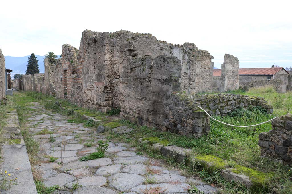 End of Vicolo del Labirinto, east side. September 2005. Looking north to VI.15.19. 