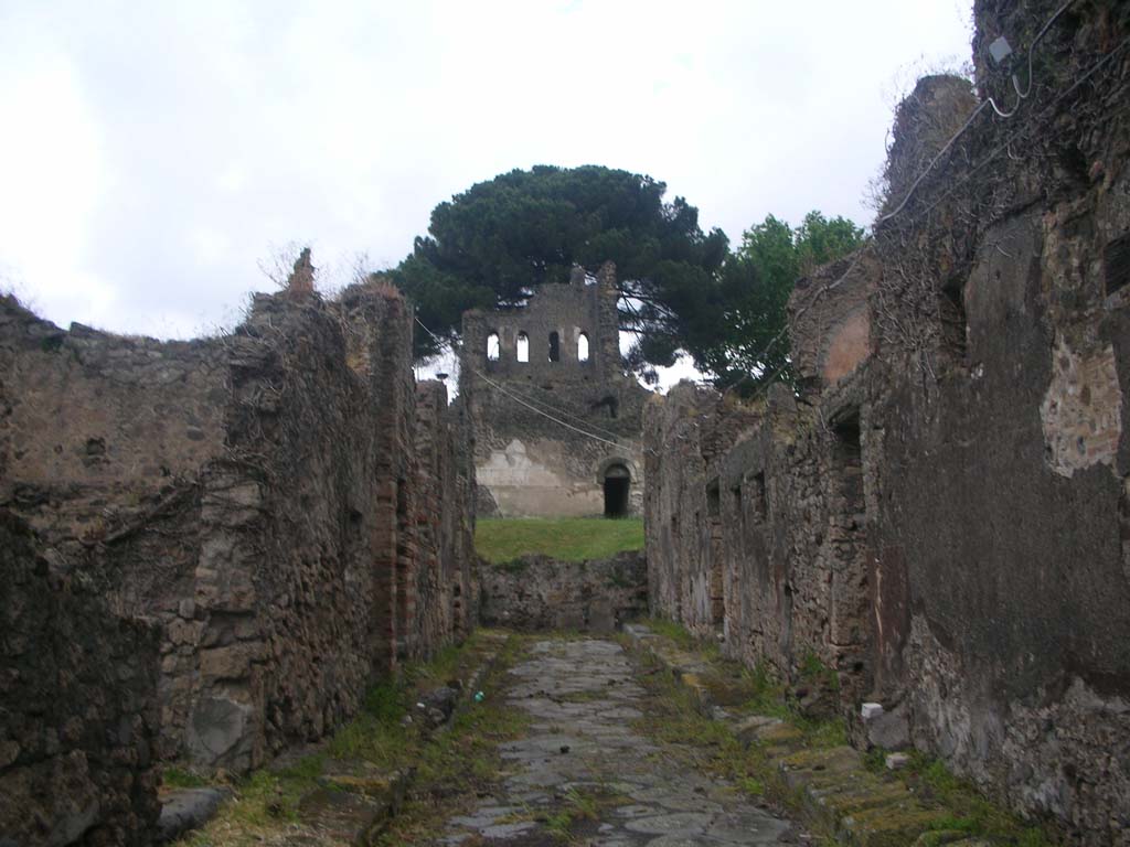 End of Vicolo del Labirinto between VI.11 and VI.15. Looking north to Tower X. September 2005.
