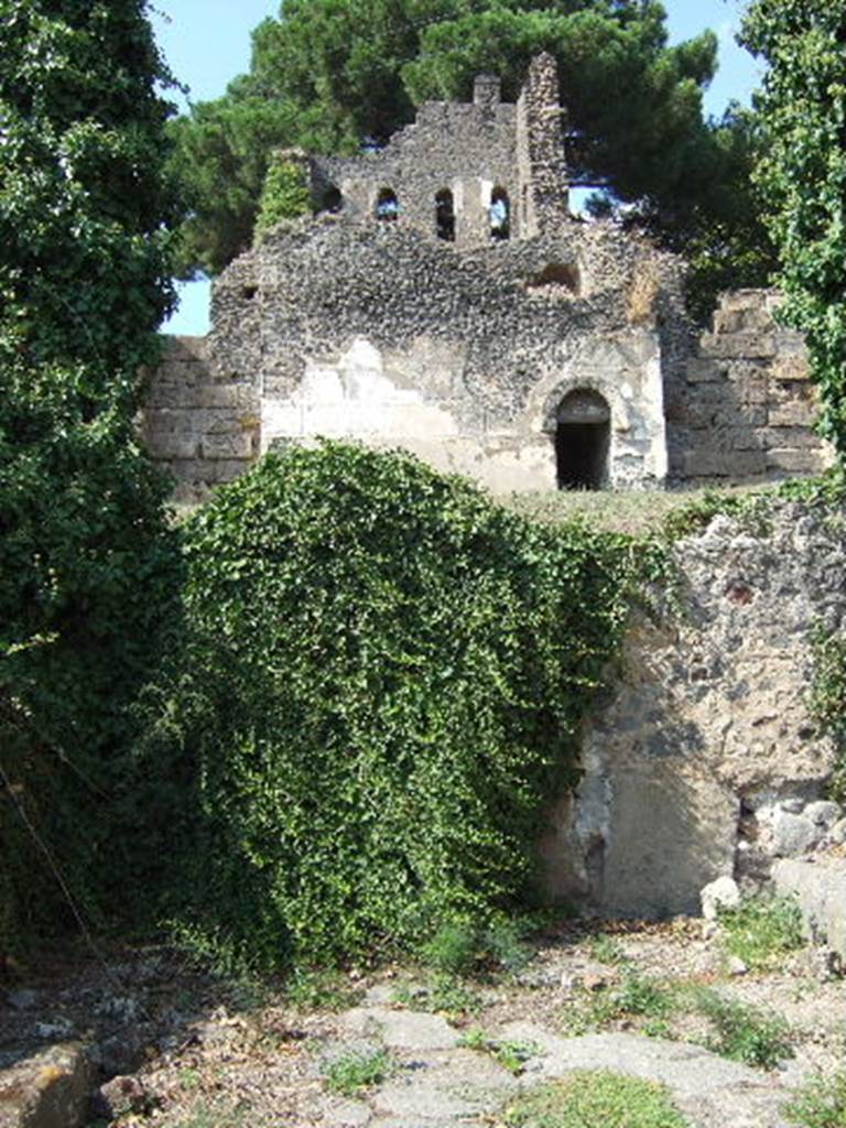  Vicolo del Labirinto between VI.11 and VI.15. Looking north to Tower X. May 2006.
