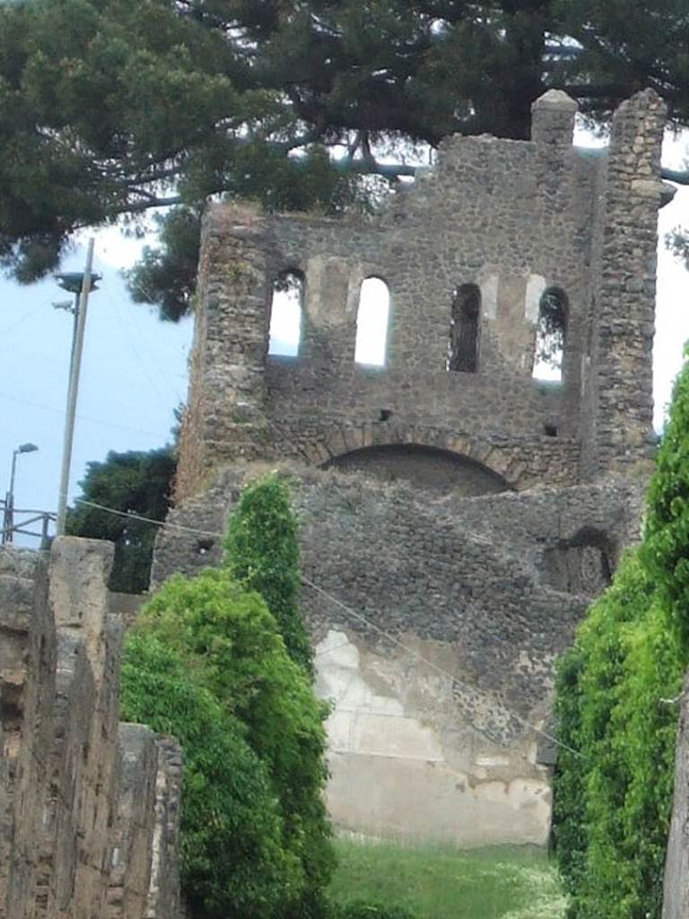 Looking north from entrance VII.4.56, across Via della Fortuna, along Vicolo del Labirinto, to Tower X. March 2009.